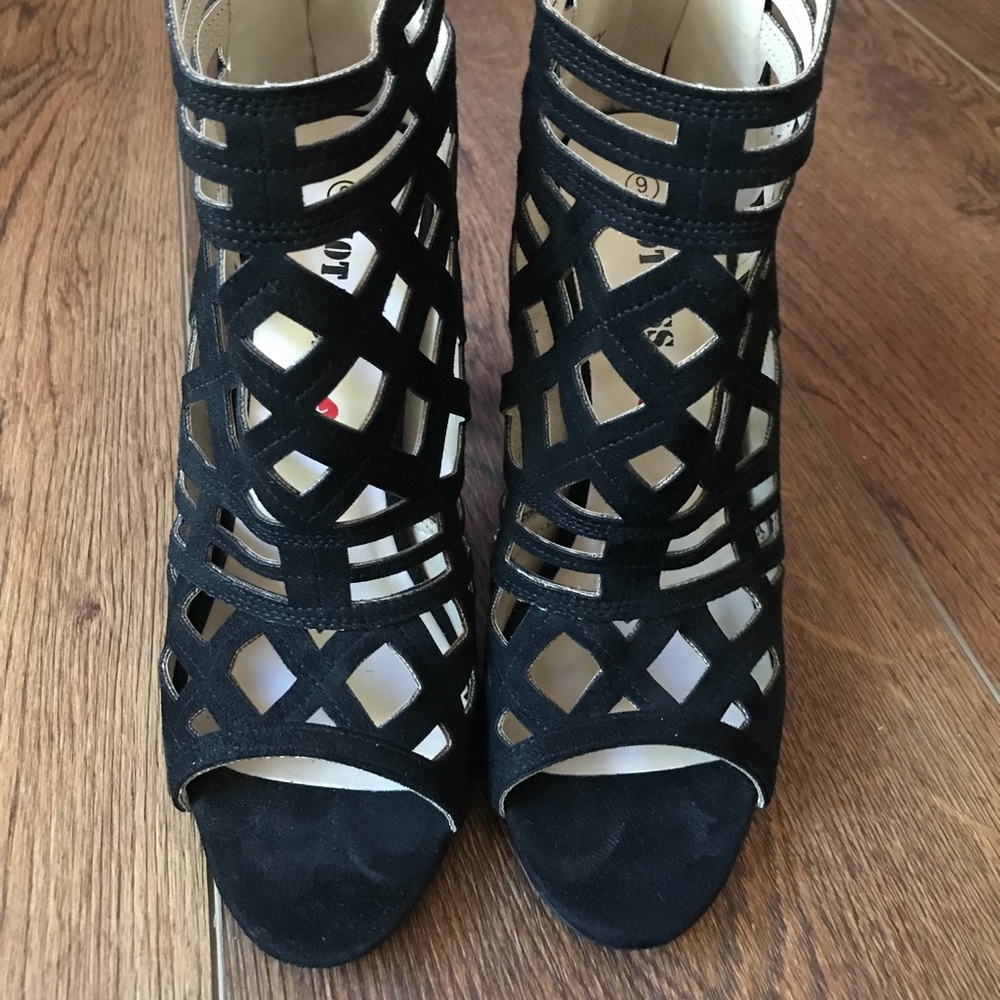 Black sandals with heel